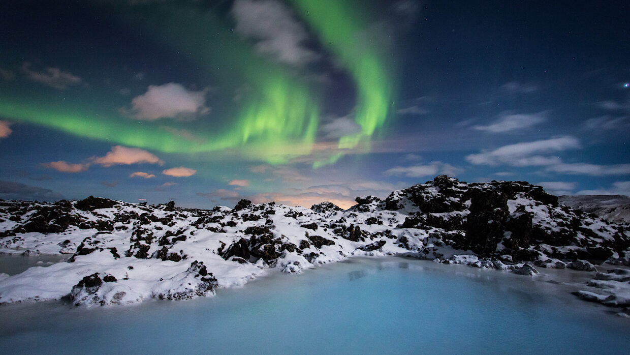 Picture of the Northern Lights over the Blue Lagoon